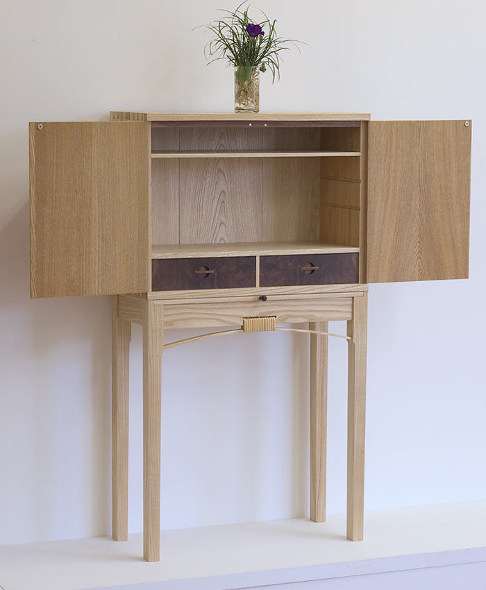 キャビネット　ナラ、ホワイトアッシュ Display Cabinet Ork.White Ash