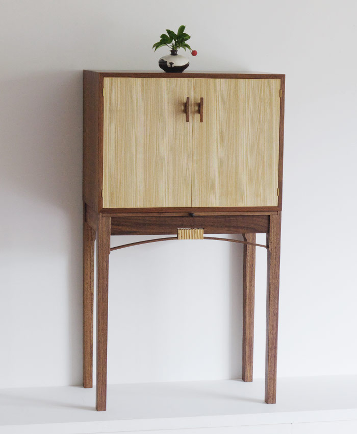 キャビネット　ブラックウォールナット、バーズアイ、ホワイトアッシュ Display Cabinet  Black Walnut.White Ash