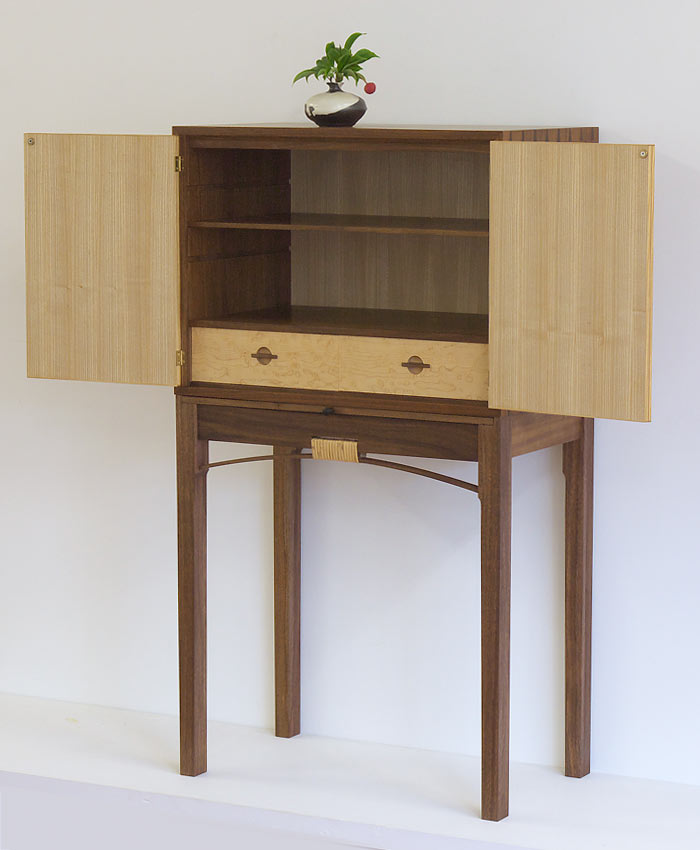 キャビネット　ブラックウォールナット、バーズアイ、ホワイトアッシュ Display Cabinet  Black Walnut.White Ash